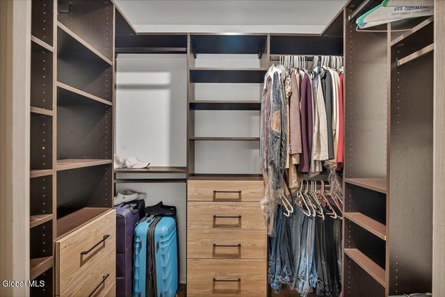 16 Paar Way, Halfmoon, NY 12118