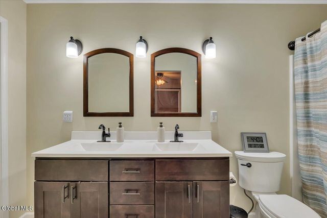 16 Paar Way, Halfmoon, NY 12118