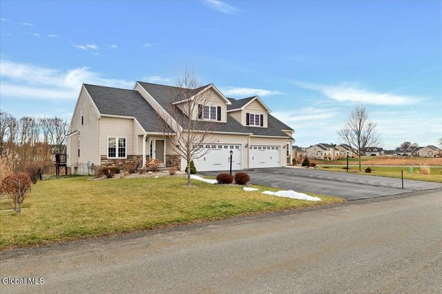 16 Paar Way, Halfmoon, NY 12118