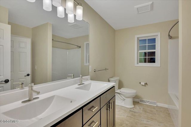 16 Paar Way, Halfmoon, NY 12118