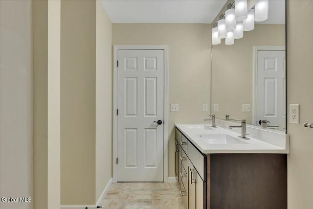 16 Paar Way, Halfmoon, NY 12118