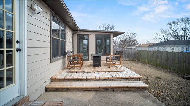 215 Winesap Lane, Bentonville, AR 72712