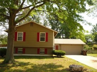 1221 Mendoza Drive, St Peters, MO 63376