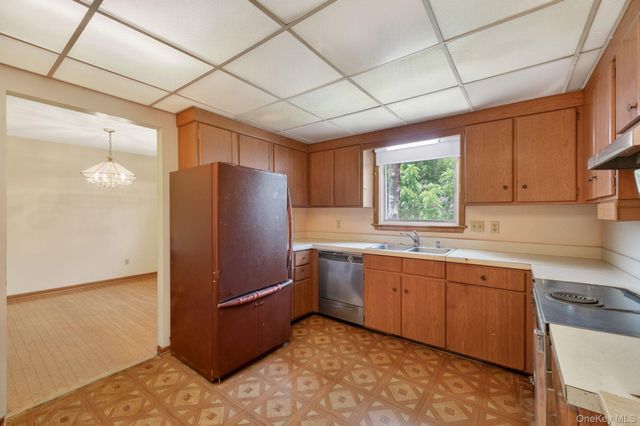 11 Ona Lane, New Windsor, NY 12553