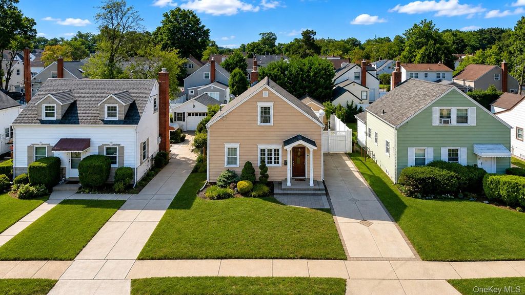 22 Shine Place, Valley Stream, NY 11581 — exterior