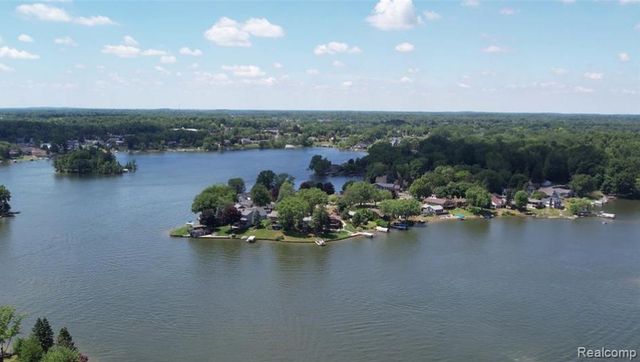 8461 Woodland Shore Drive, Brighton, MI 48114