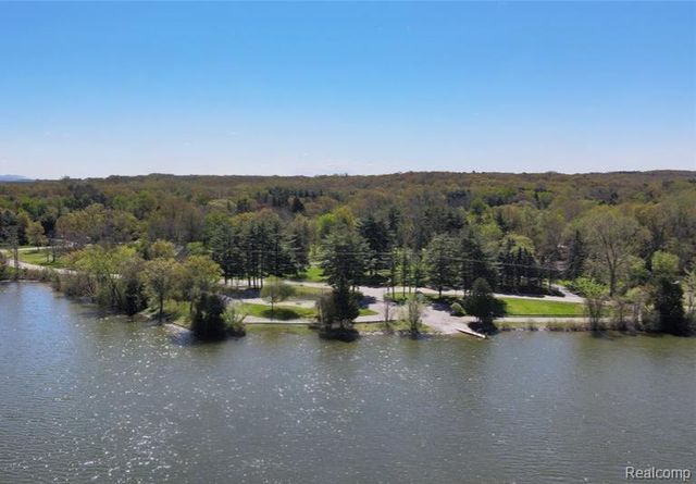 8461 Woodland Shore Drive, Brighton, MI 48114