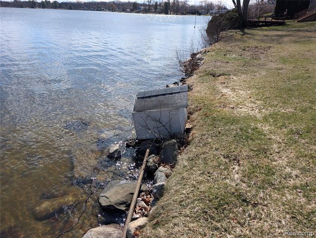 8461 Woodland Shore Drive, Brighton, MI 48114