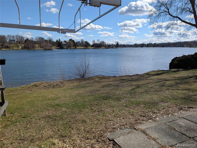 8461 Woodland Shore Drive, Brighton, MI 48114