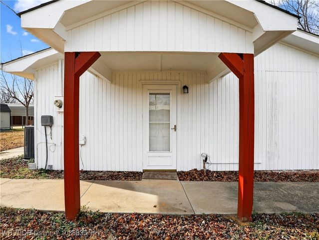 1205 W George Avenue, Pocola, OK 74902