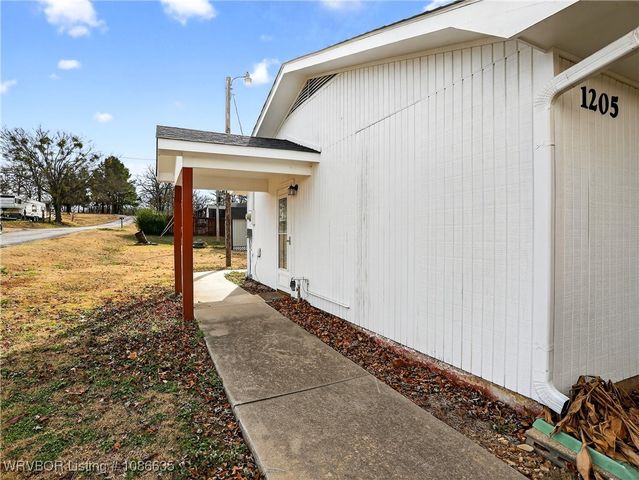 1205 W George Avenue, Pocola, OK 74902