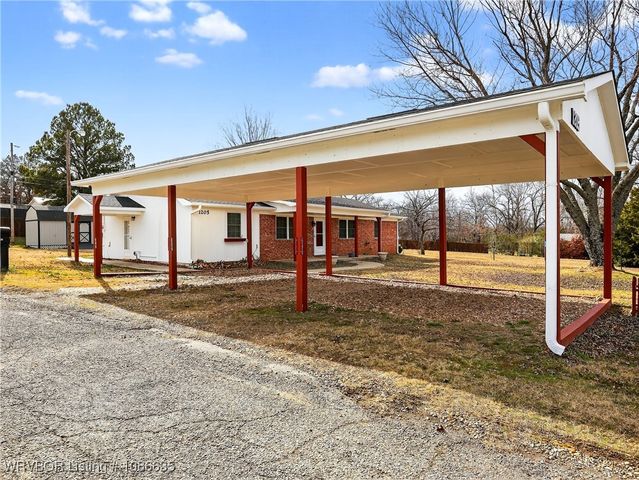 1205 W George Avenue, Pocola, OK 74902