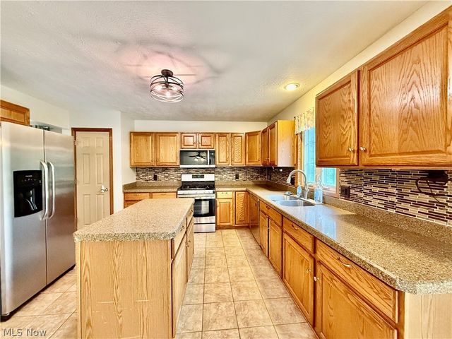 3076 Ravineview Circle, Stow, OH 44224