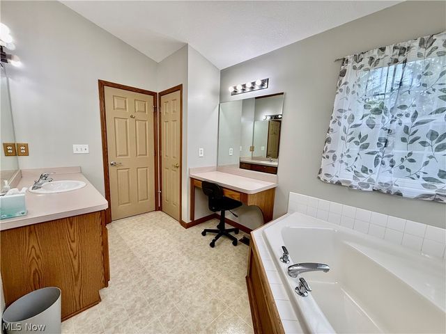 3076 Ravineview Circle, Stow, OH 44224