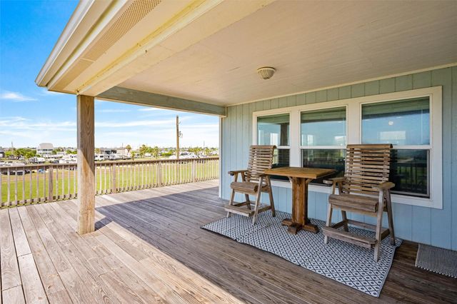 955 Townsend Drive, Crystal Beach, TX 77650