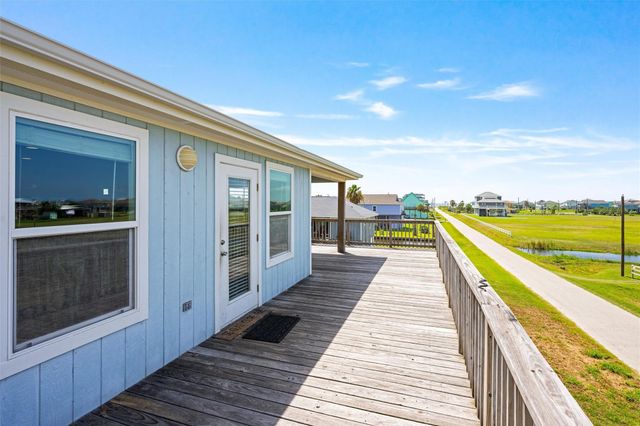 955 Townsend Drive, Crystal Beach, TX 77650