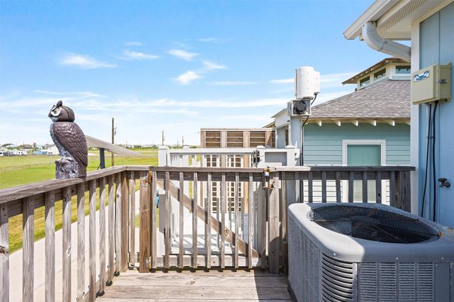 955 Townsend Drive, Crystal Beach, TX 77650