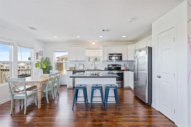 955 Townsend Drive, Crystal Beach, TX 77650