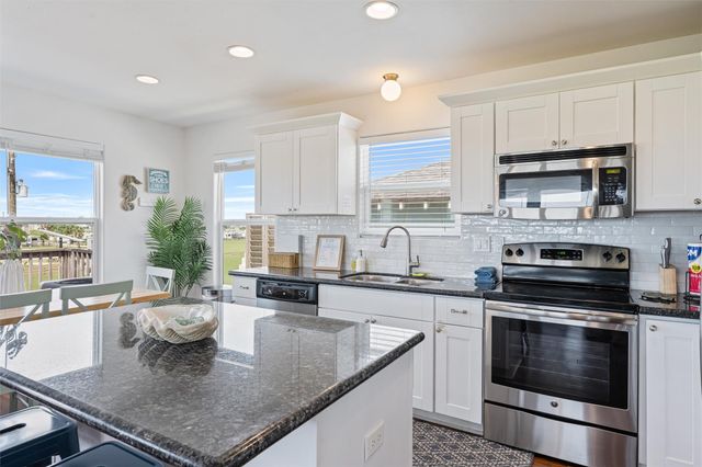 955 Townsend Drive, Crystal Beach, TX 77650