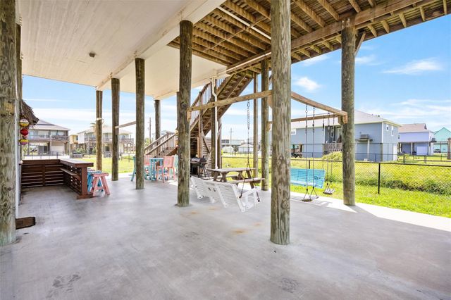 955 Townsend Drive, Crystal Beach, TX 77650