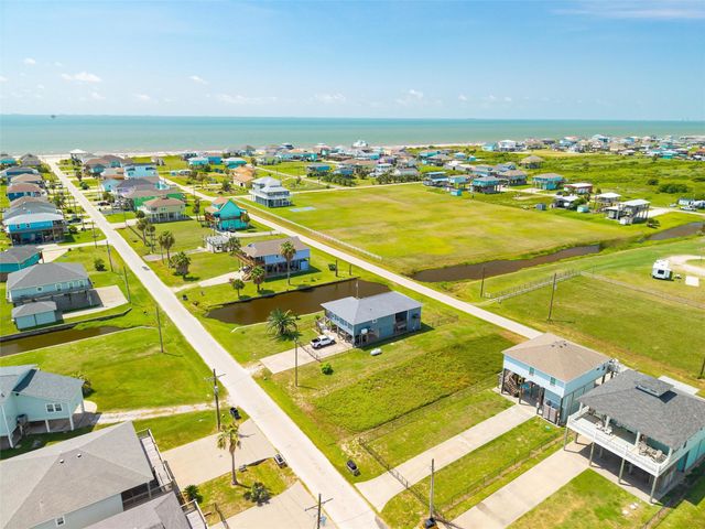 955 Townsend Drive, Crystal Beach, TX 77650