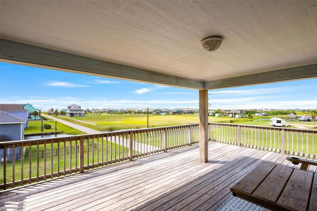 955 Townsend Drive, Crystal Beach, TX 77650