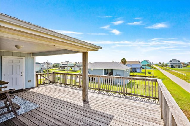 955 Townsend Drive, Crystal Beach, TX 77650