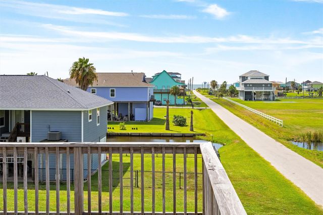 955 Townsend Drive, Crystal Beach, TX 77650