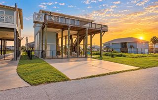 955 Townsend Drive, Crystal Beach, TX 77650