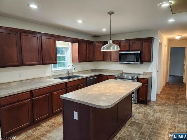 128 Big Piece Road, Fairfield, NJ 07004