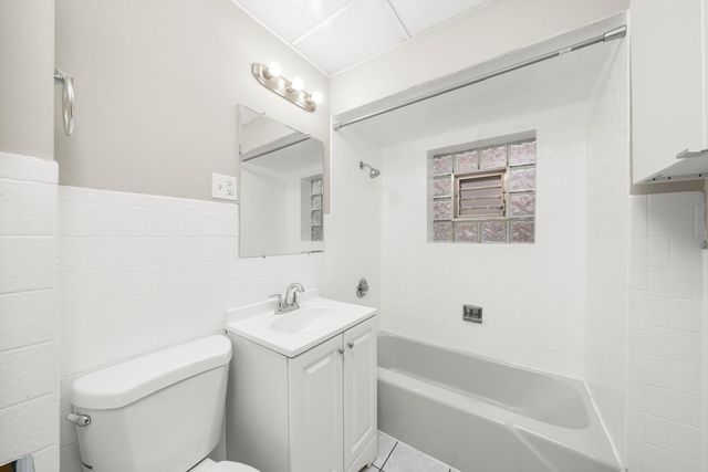 2420 S Oakley Avenue 2, Chicago, IL 60608