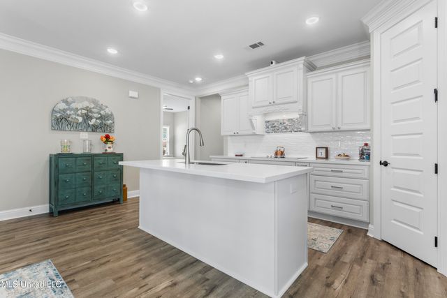 105 Everly Circle, Ocean Springs, MS 39564