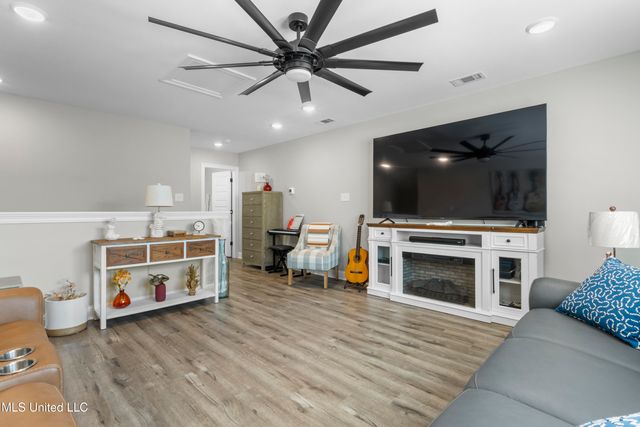 105 Everly Circle, Ocean Springs, MS 39564