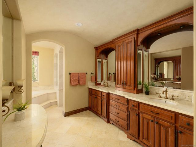 636 Wrelton Dr, La Jolla, CA 92037