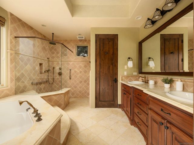 636 Wrelton Dr, La Jolla, CA 92037