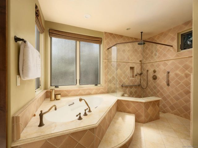 636 Wrelton Dr, La Jolla, CA 92037