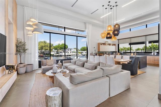 2215 NE 19th St, Fort Lauderdale, FL 33305