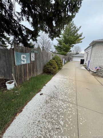 25888 Carl Street, Roseville, MI 48066