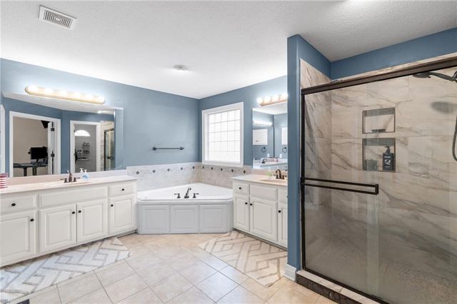 1501 Johnston Drive, Raymore, MO 64083