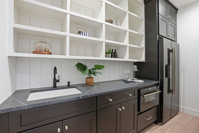 8818 E Little Deep Creek Ln, Colbert, WA 99005