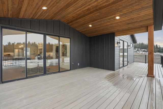 8818 E Little Deep Creek Ln, Colbert, WA 99005