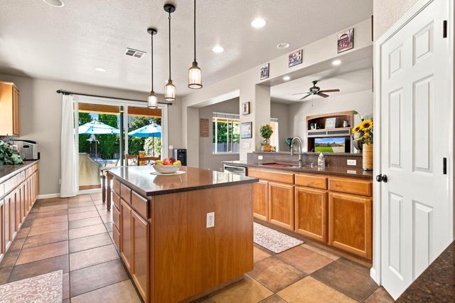 1092 Heartland Dr, Manteca, CA 95337