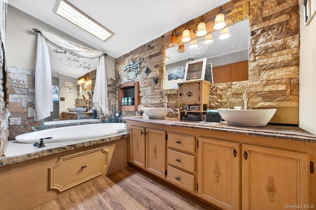 14 Palm Drive, Bloomingburg, NY 12721