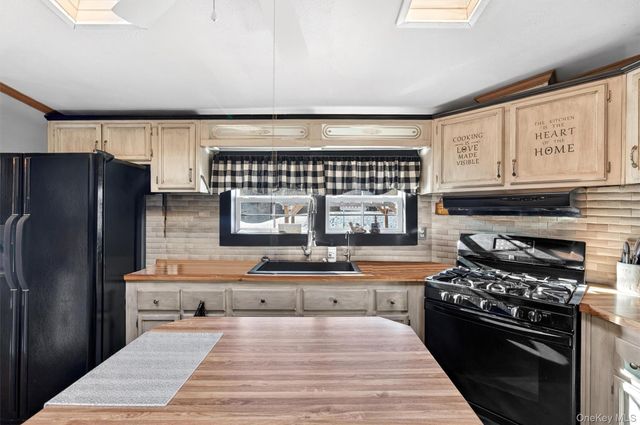 14 Palm Drive, Bloomingburg, NY 12721