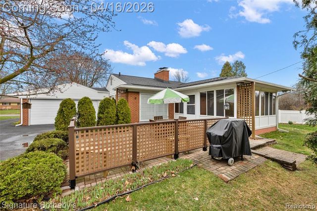 28868 Lorikay Street, Farmington, MI 48334