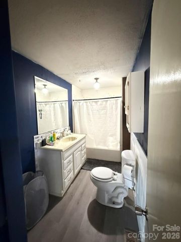 973 8th Avenue NW, Hickory, NC 28601