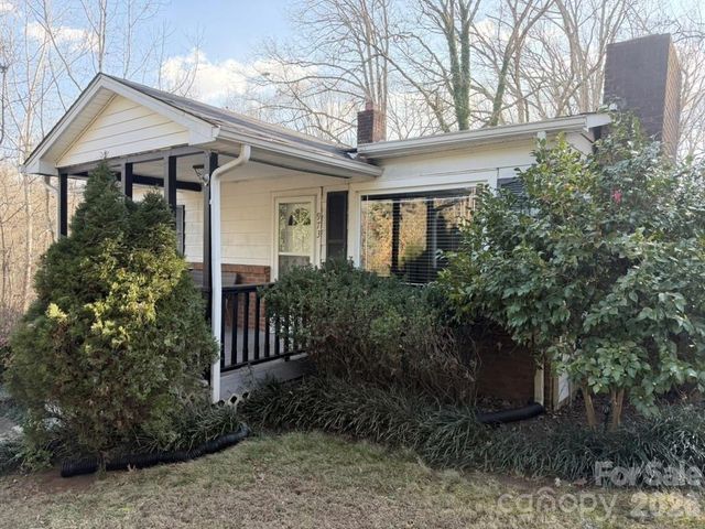 973 8th Avenue NW, Hickory, NC 28601