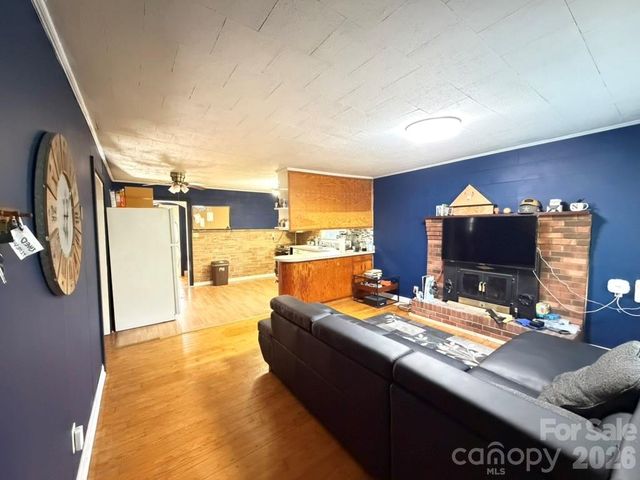 973 8th Avenue NW, Hickory, NC 28601