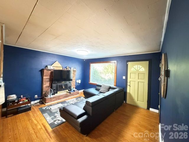 973 8th Avenue NW, Hickory, NC 28601