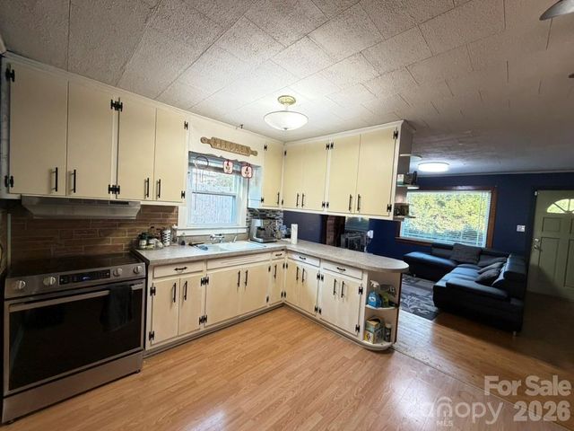 973 8th Avenue NW, Hickory, NC 28601